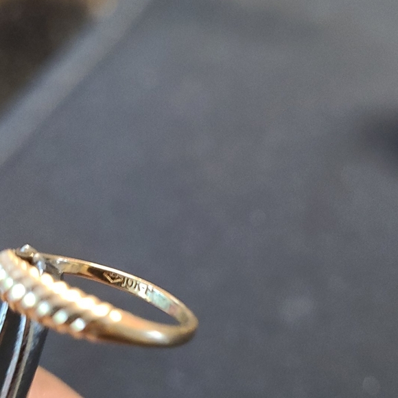 10K Ribbed Accent Ring - Picture 5 of 8